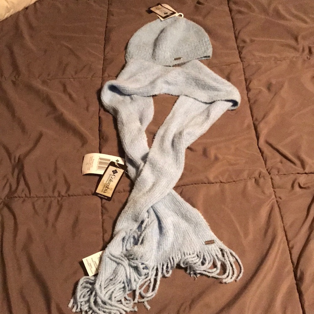 NWT Women’s Columbia powder blue scarf and beanie